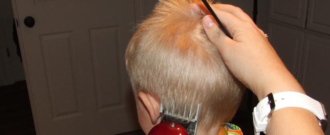 Dovresti sicuramente tenere una ciocca dei capelli tagliati per la memoria nell'album fotografico del bambino, perché con il tempo la struttura e il loro colore possono essere grandi